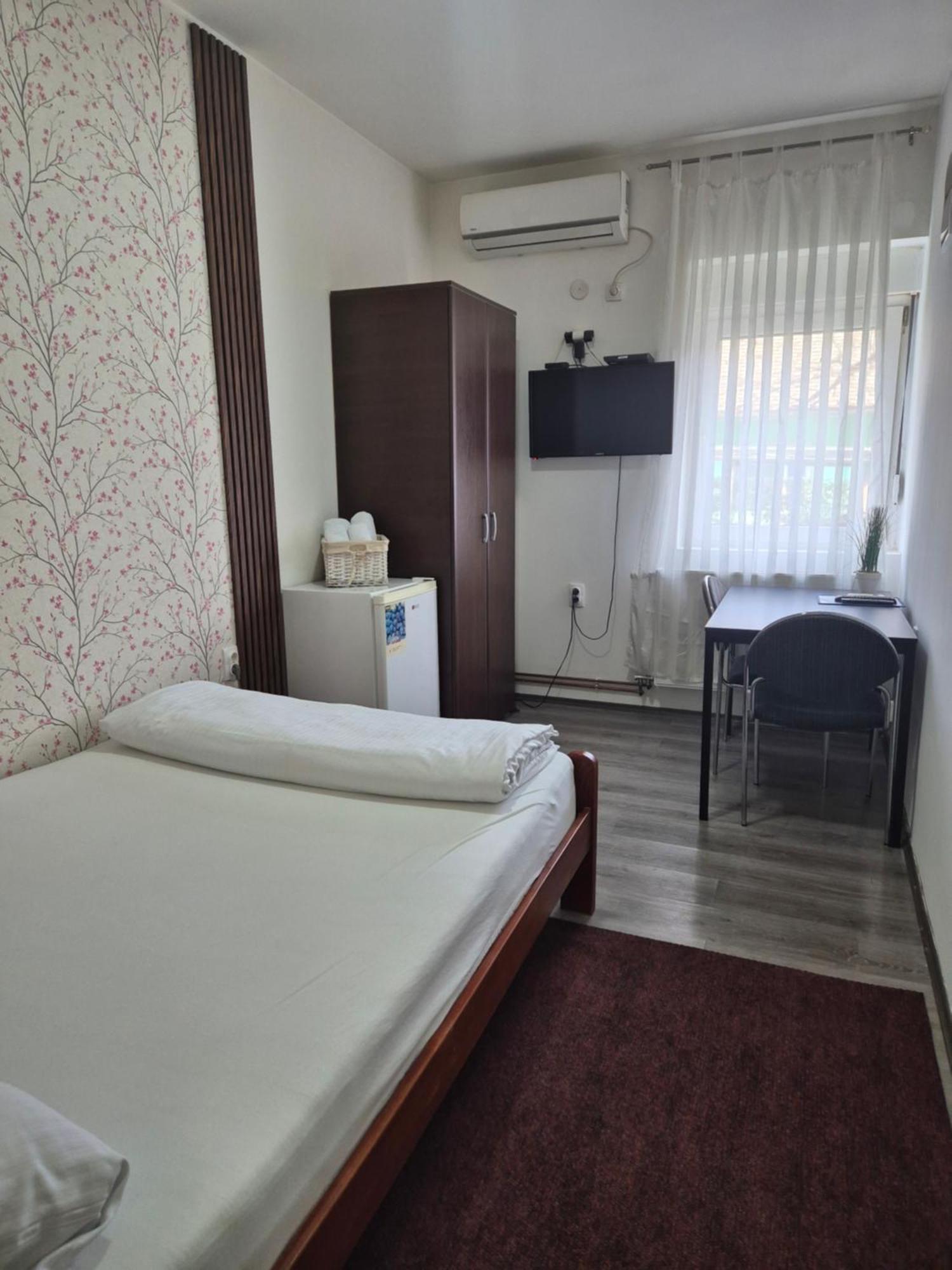 Rooms Villa Luigi Pančevo Екстериор снимка